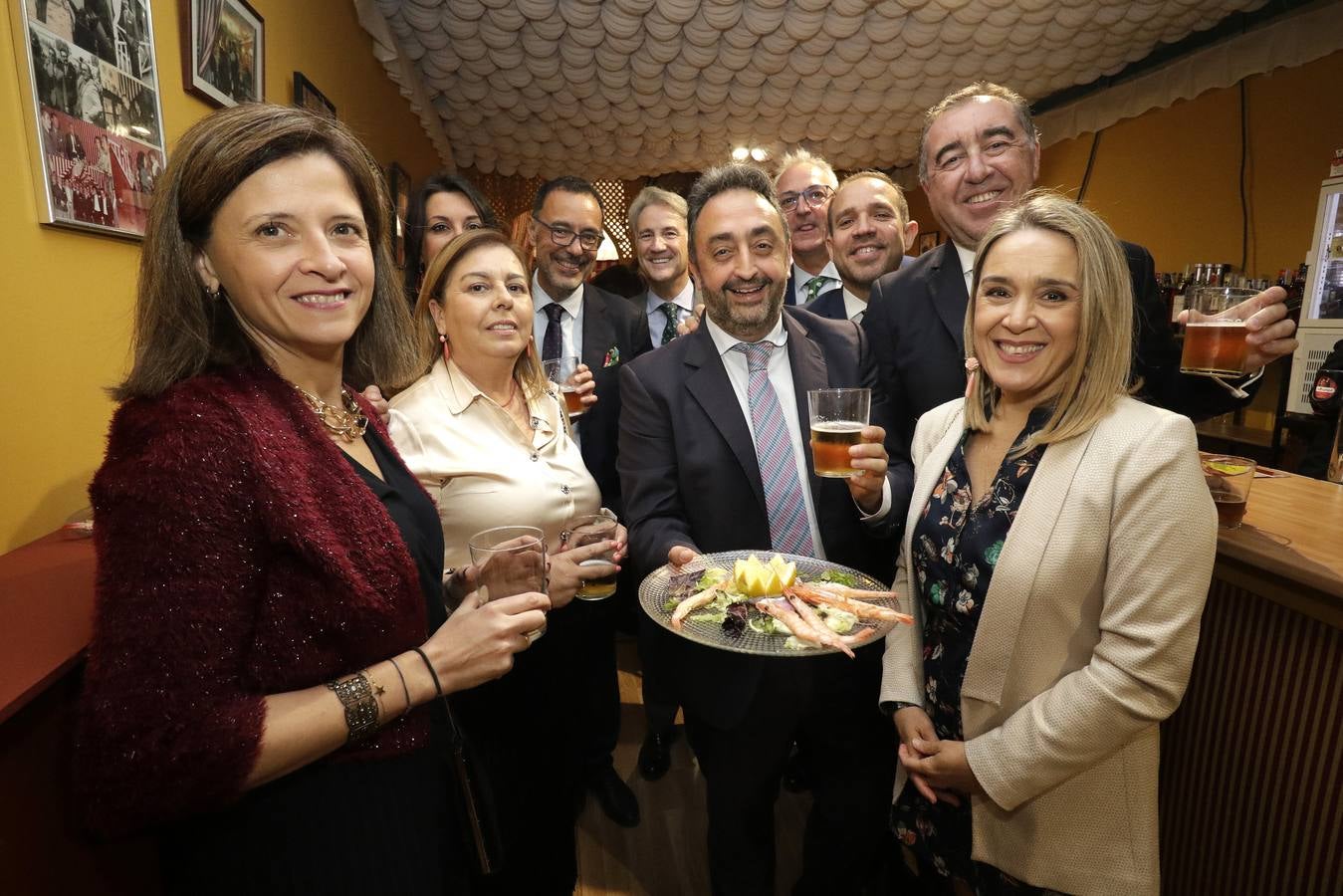 Ambiente festivo en la cena del pescaíto, solo enturbiado por la avería eléctrica que dejó sin luz algún tiempo a una parte del real