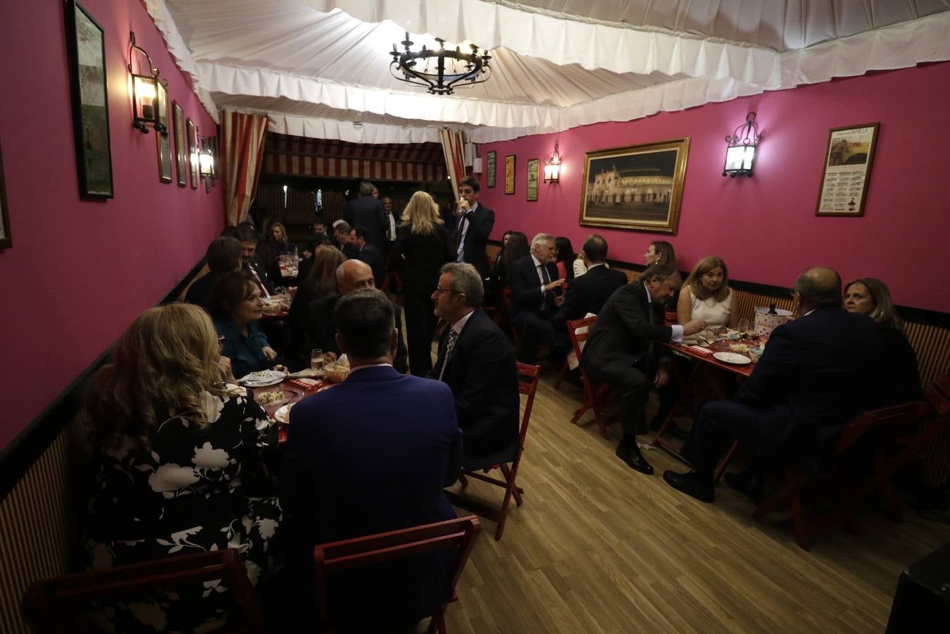 Ambiente festivo en la cena del pescaíto, solo enturbiado por la avería eléctrica que dejó sin luz algún tiempo a una parte del real