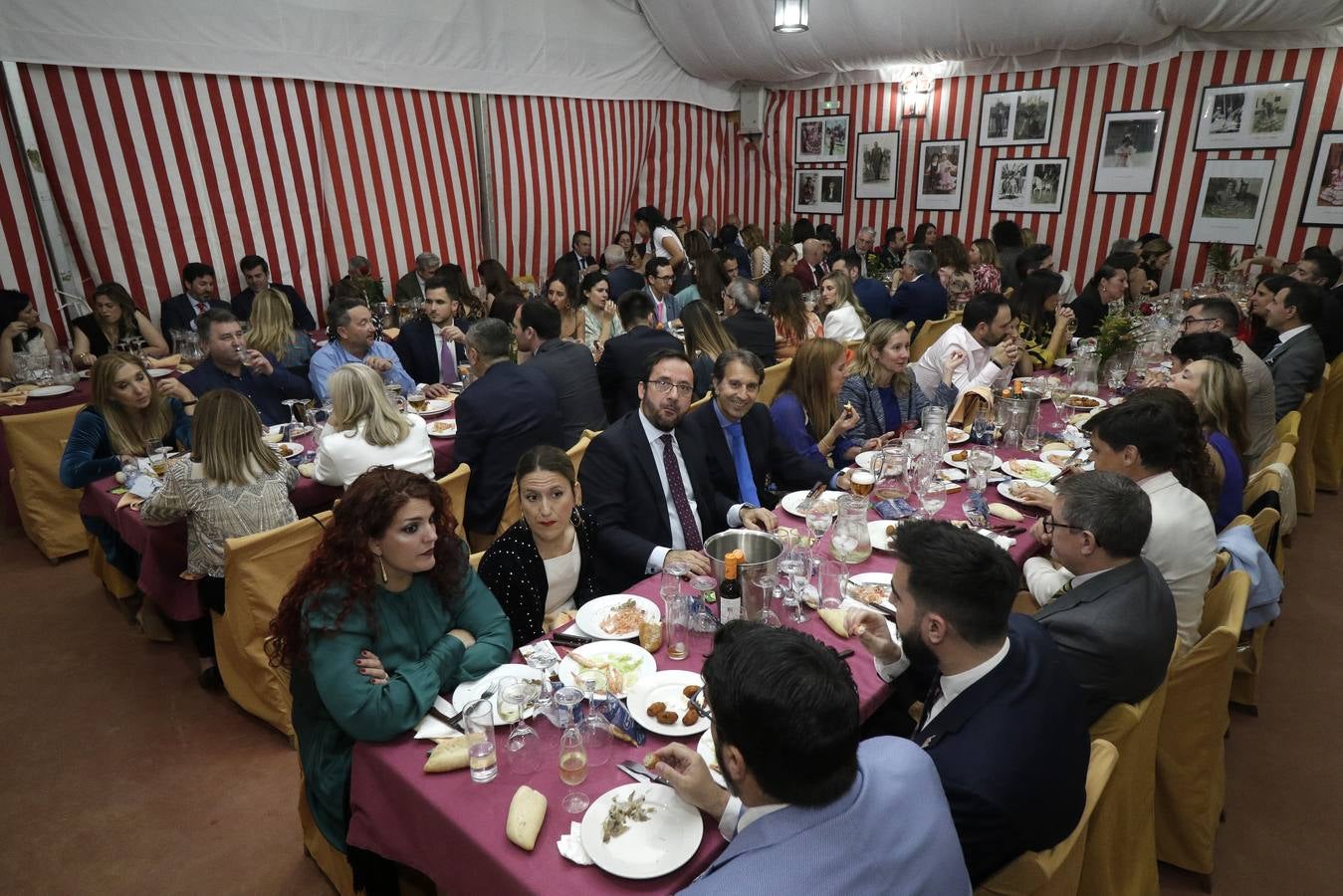Ambiente festivo en la cena del pescaíto, solo enturbiado por la avería eléctrica que dejó sin luz algún tiempo a una parte del real