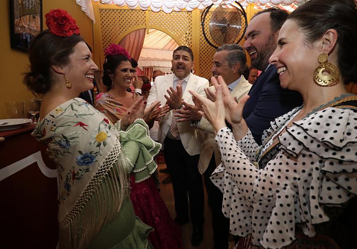 Ambiente en una de las casetas durante la noche del domingo