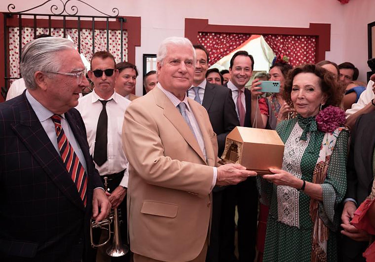 El duque de Alba recogiendo el premio Caseta de Oro, en presencia de Enrique Moreno de la Cova y la marquesa de las Torres de la Pressa