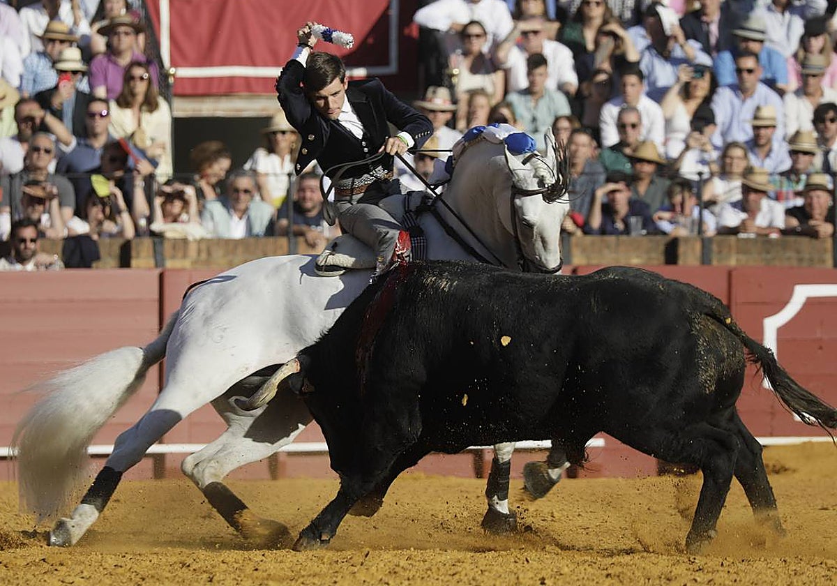 Guillermo Hermoso de Mendoza, en un momento de su faena este domingo en la plaza de toros de Sevilla