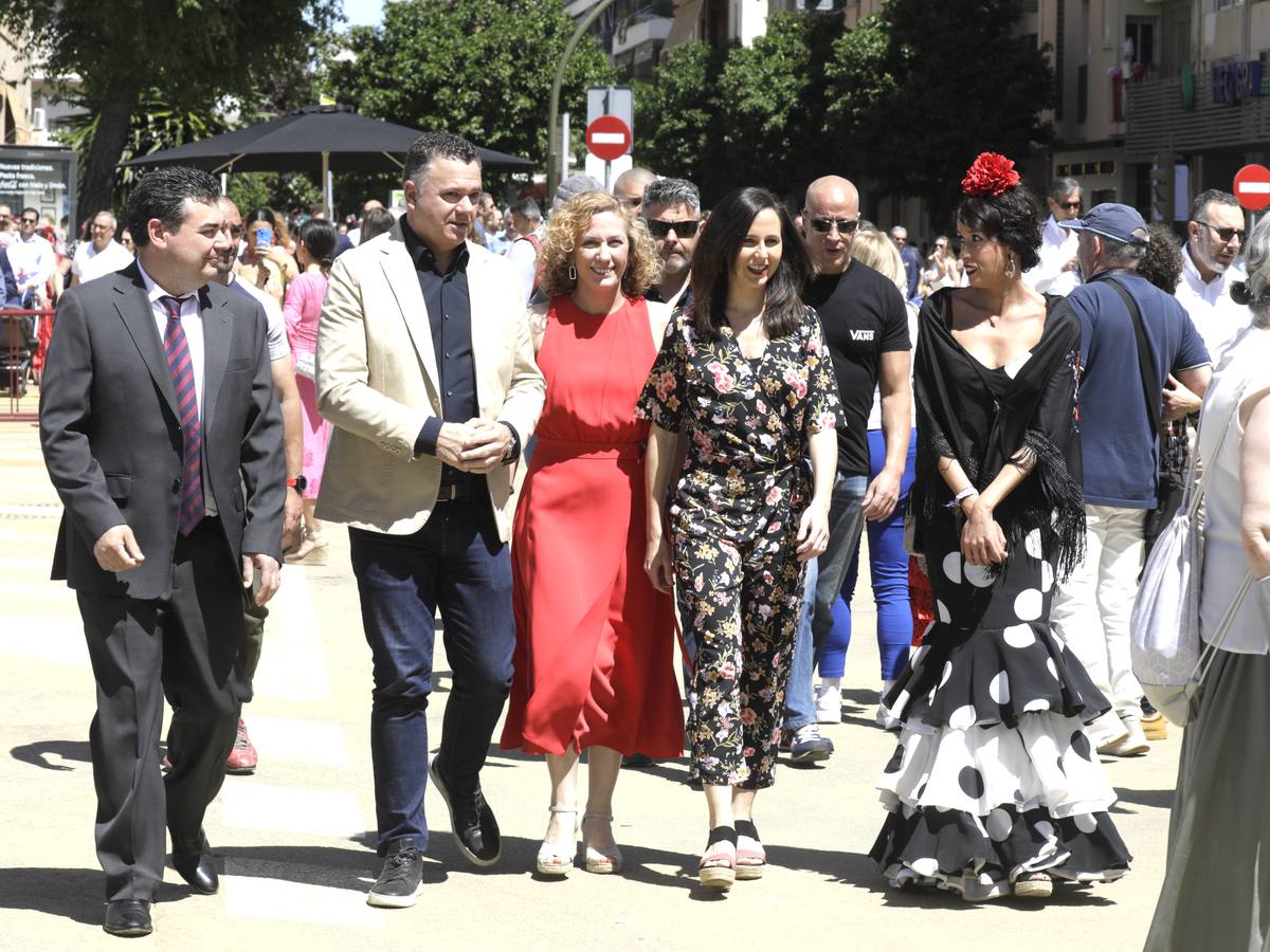 Ione Belarra, Susana Hornillo y Juan Antonio Delgado, junto a otros miembros de Izquierda Unida y Podemos, este domingo, en la Feria de Sevilla 2023