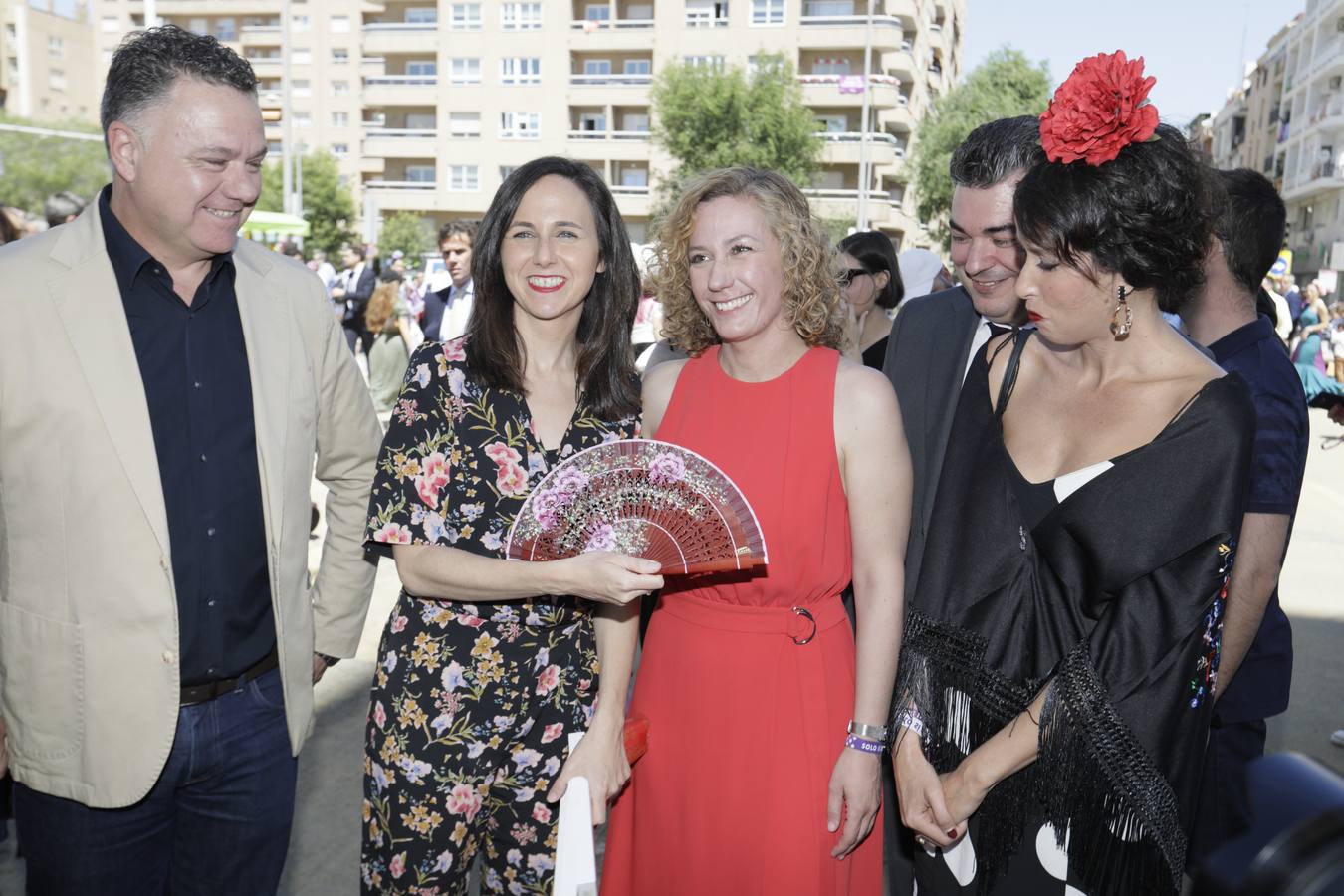 Ione Belarra, Susana Hornillo y Juan Antonio Delgado, junto a otros miembros de Izquierda Unida y Podemos, este domingo, en la Feria de Sevilla 2023