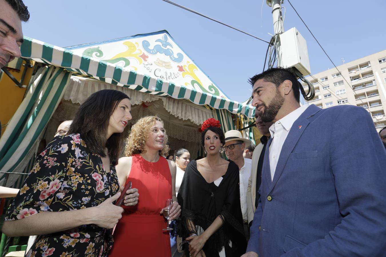 Ione Belarra, Susana Hornillo y Juan Antonio Delgado, junto a otros miembros de Izquierda Unida y Podemos, este domingo, en la Feria de Sevilla 2023