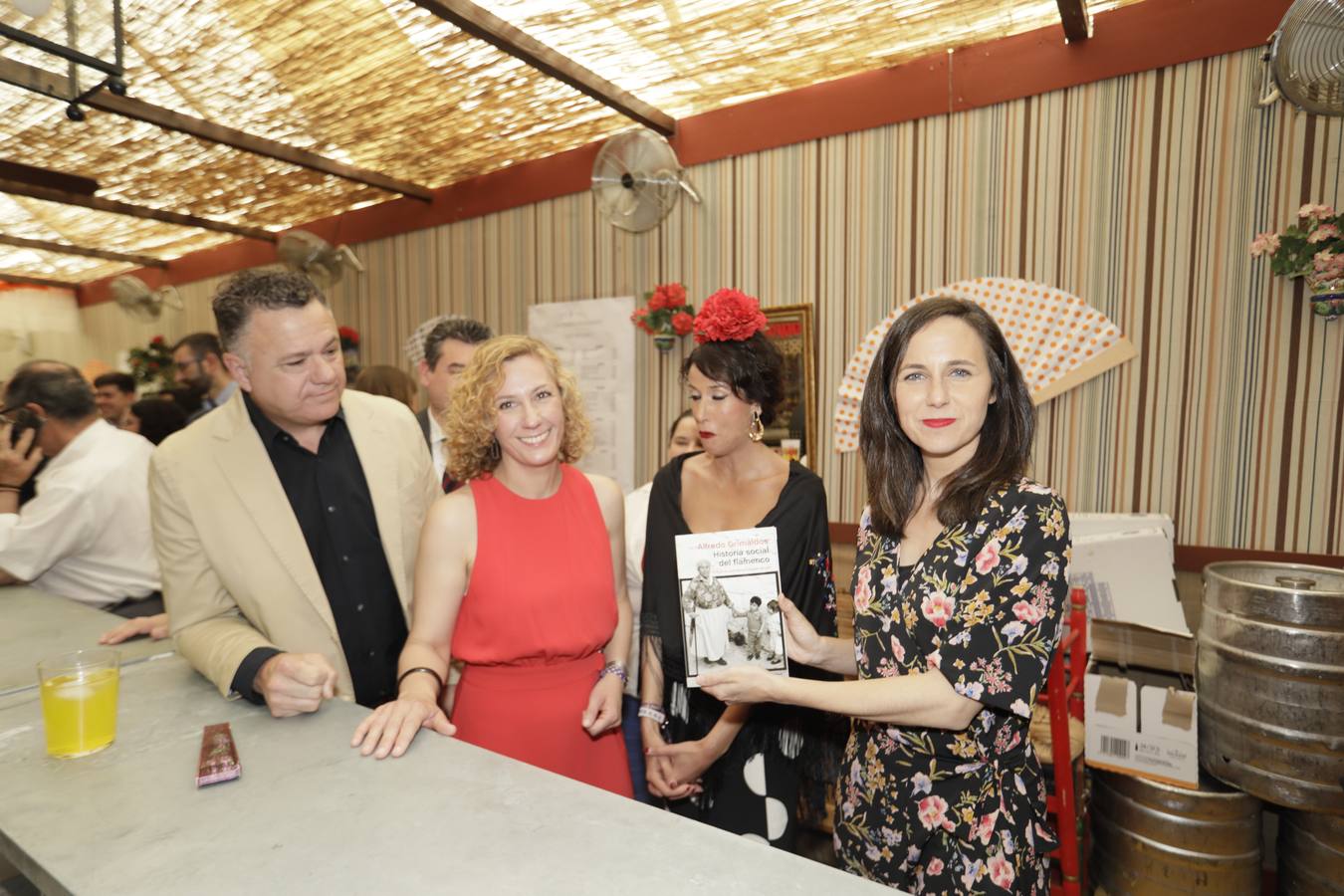 Ione Belarra, Susana Hornillo y Juan Antonio Delgado, junto a otros miembros de Izquierda Unida y Podemos, este domingo, en la Feria de Sevilla 2023