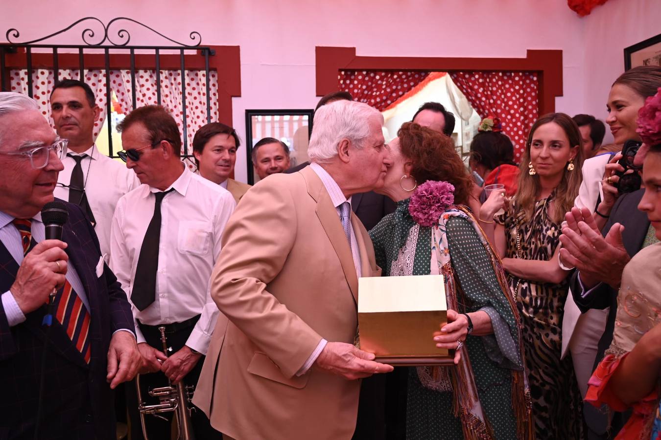 Enrique Moreno de la Cova y Beatriz Valdenebro, marquesa de Torres de la Pressa, han galardonado este domingo a Carlos Fitz-James Stuart y Martínez de Irujo, Duque de Alba, y a su fundación, con la 'XXIV Caseta de oro'