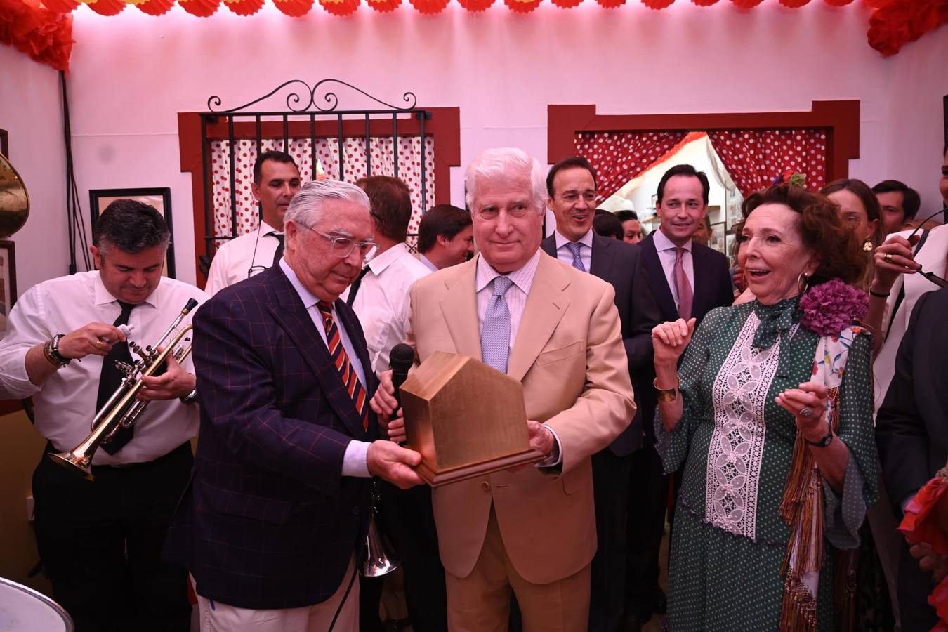 Enrique Moreno de la Cova y Beatriz Valdenebro, marquesa de Torres de la Pressa, han galardonado este domingo a Carlos Fitz-James Stuart y Martínez de Irujo, Duque de Alba, y a su fundación, con la 'XXIV Caseta de oro'