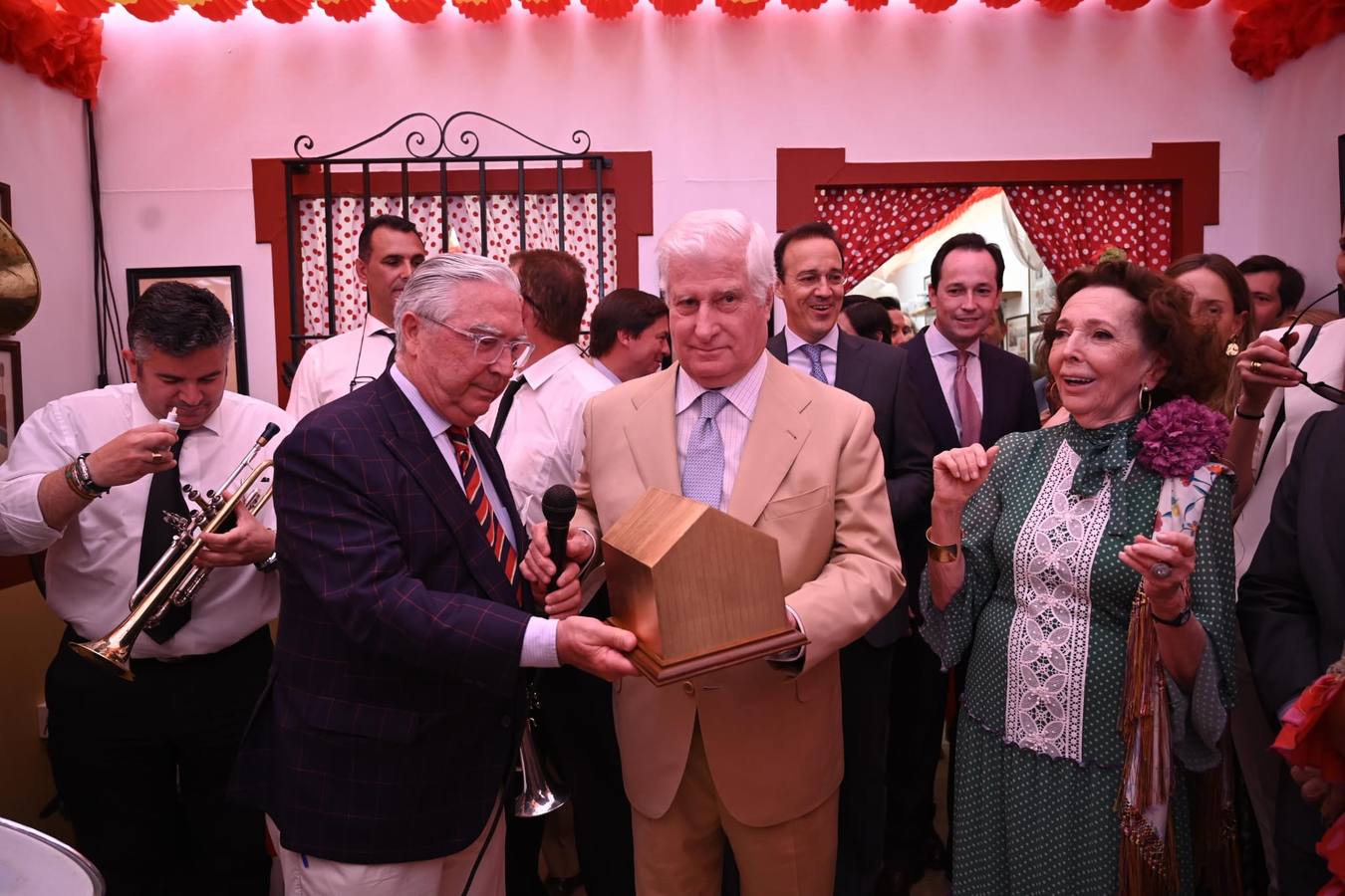 Enrique Moreno de la Cova y Beatriz Valdenebro, marquesa de Torres de la Pressa, han galardonado este domingo a Carlos Fitz-James Stuart y Martínez de Irujo, Duque de Alba, y a su fundación, con la 'XXIV Caseta de oro'