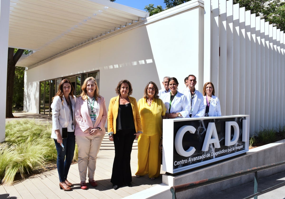 La consejera de Salud y Consumo, Catalina García, junto a la directora de Valme, Rocío del Castillo, y directivos del hospital