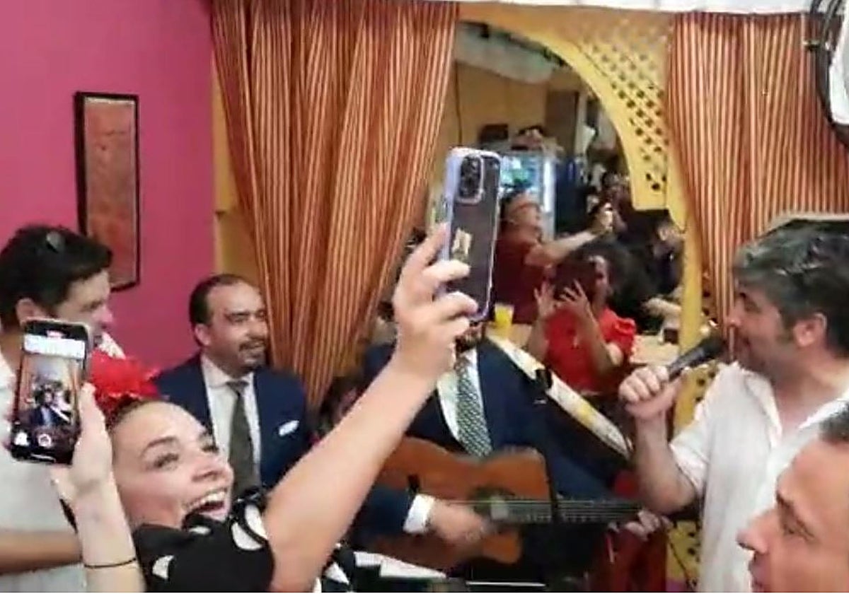 Los cantantes en una caseta de la Feria junto con Toñi Moreno