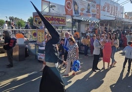 Un nazareno se cuela en la Feria de Abril de Sevilla