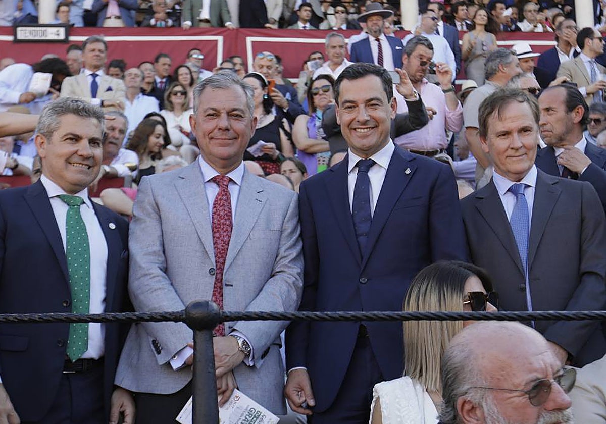 Javier Cabrera, José Luis Sanz, Juanma Moreno y Enrique Romero, en la plaza de toros de Sevilla