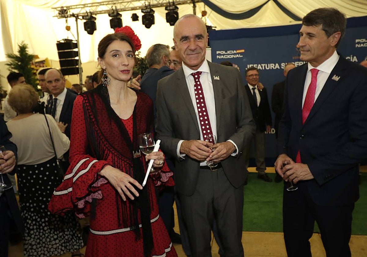 La ministra de Justicia, Pilar Llop, y el alcalde de Sevilla, Antonio Muñoz, en la recepción de la caseta de la Policía Nacional