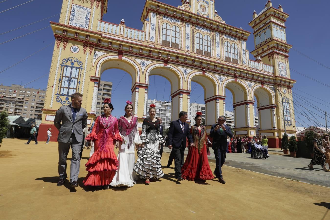 Manuel Gavira y Cristina Peláez pasean por el real junto con otros miembros de Vox