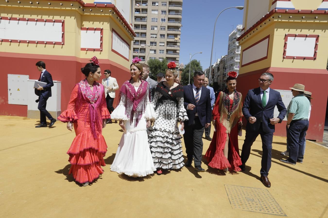 Manuel Gavira y Cristina Peláez pasean por el real junto con otros miembros de Vox