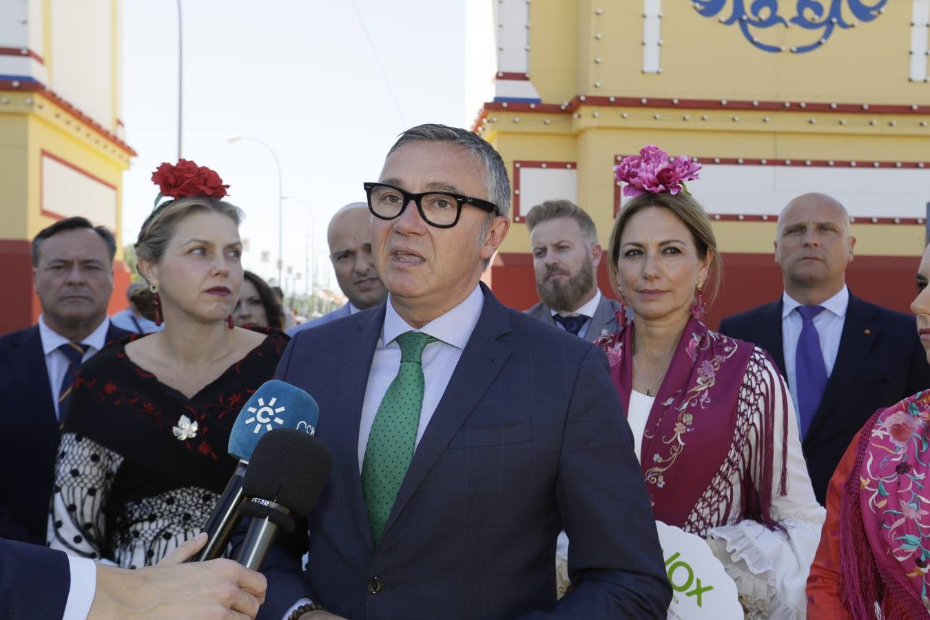 Manuel Gavira y Cristina Peláez pasean por el real junto con otros miembros de Vox