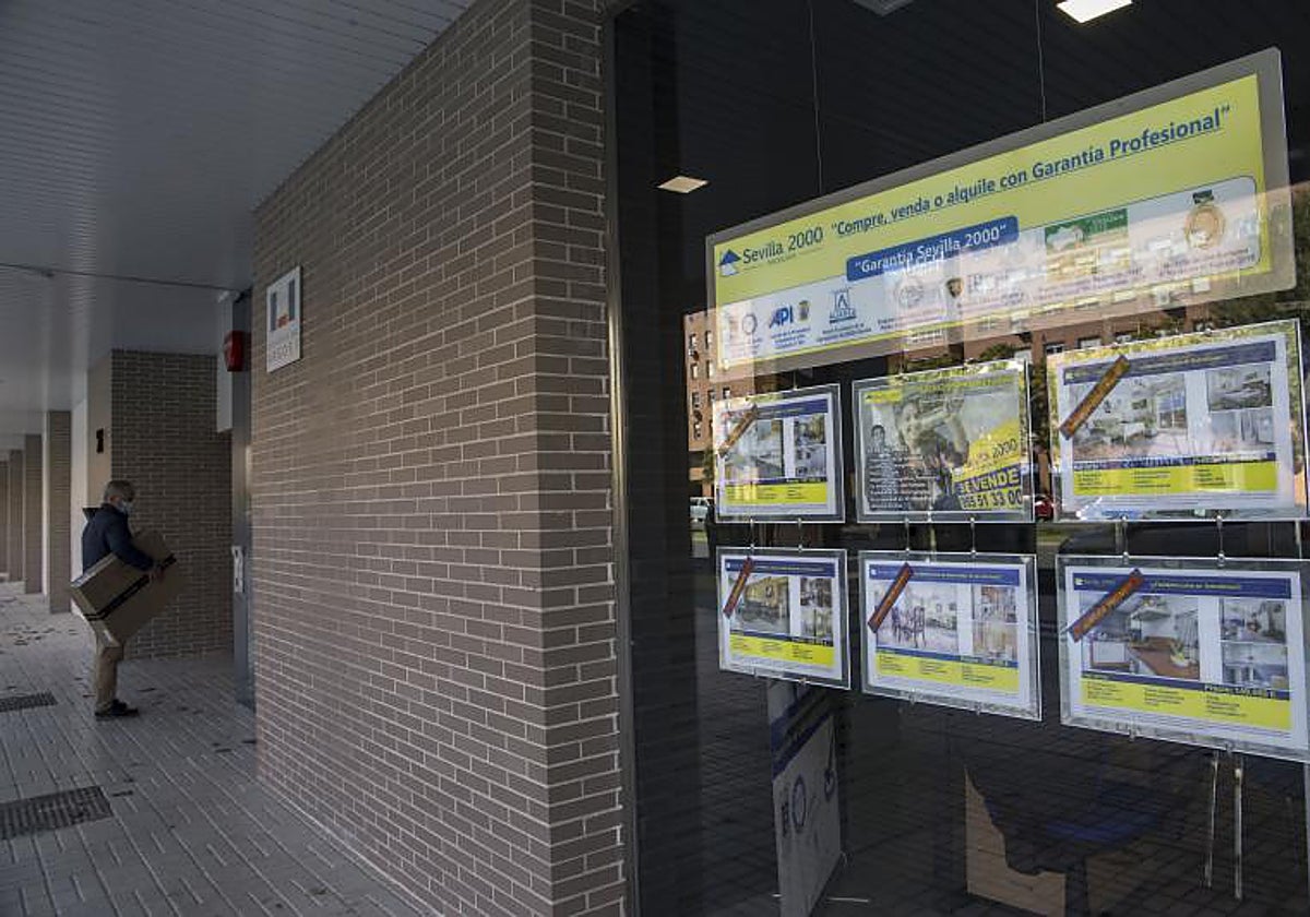 Carteles de una inmobiliaria en Sevilla