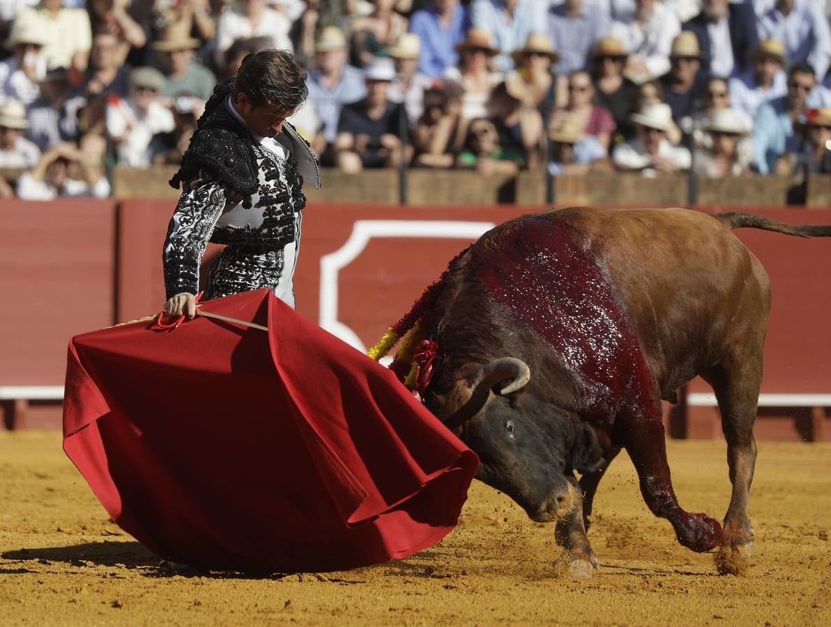 Faena de Julián López 'El Juli', este martes en la plaza de toros de Sevilla