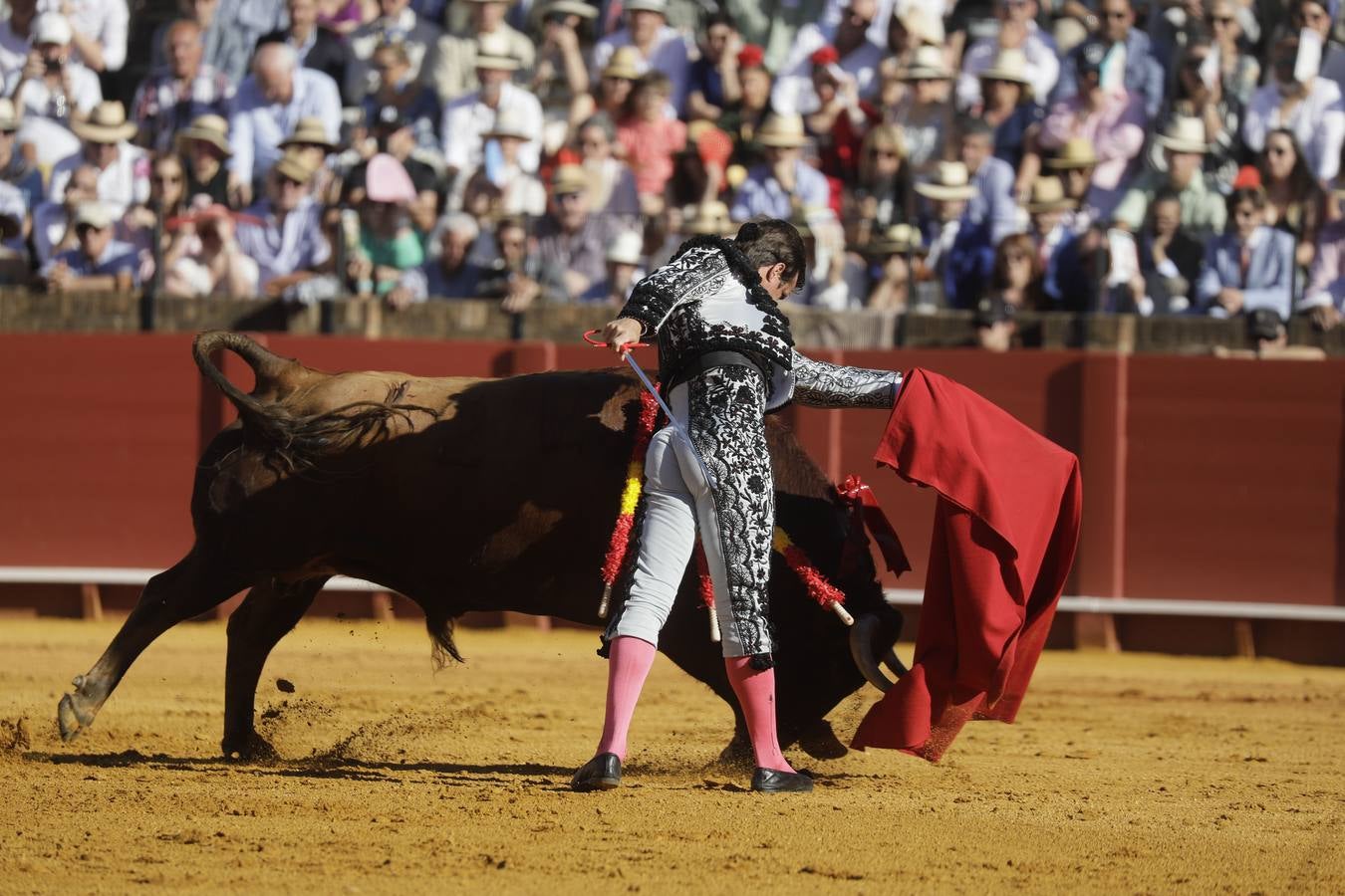 Faena de Julián López 'El Juli', este martes en la plaza de toros de Sevilla