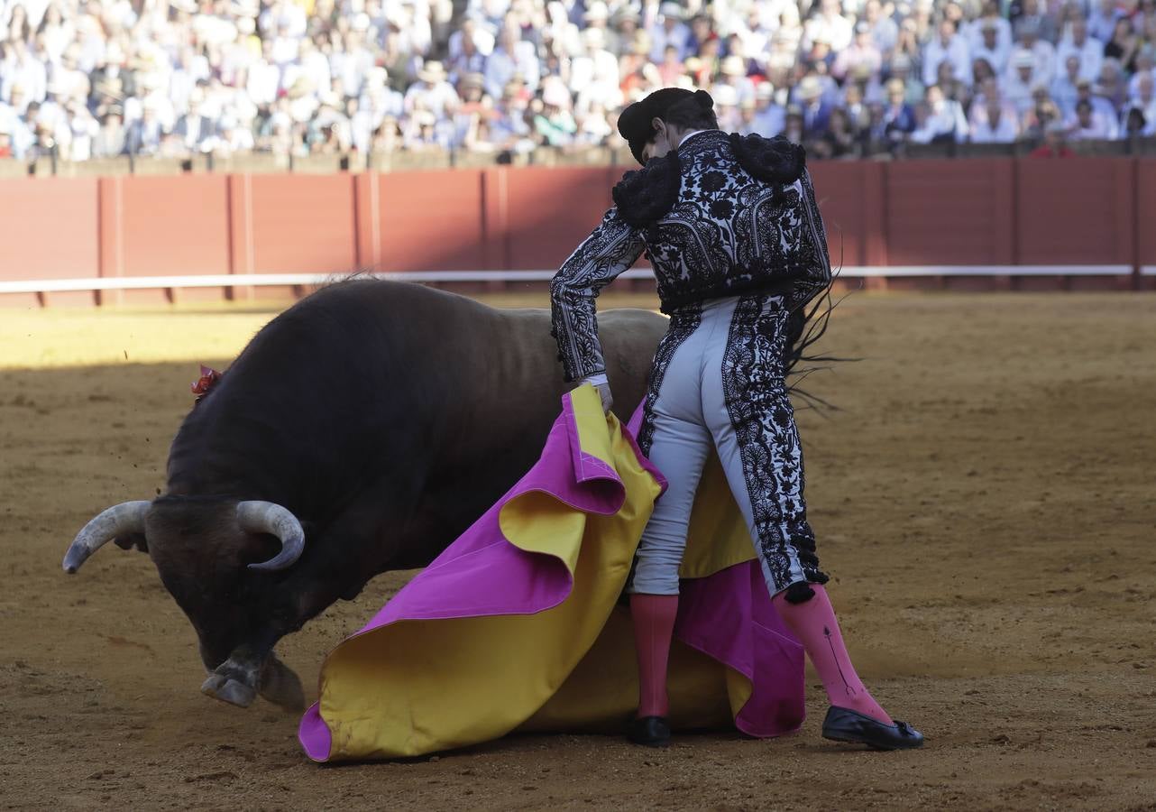 Faena de Julián López 'El Juli', este martes en la plaza de toros de Sevilla