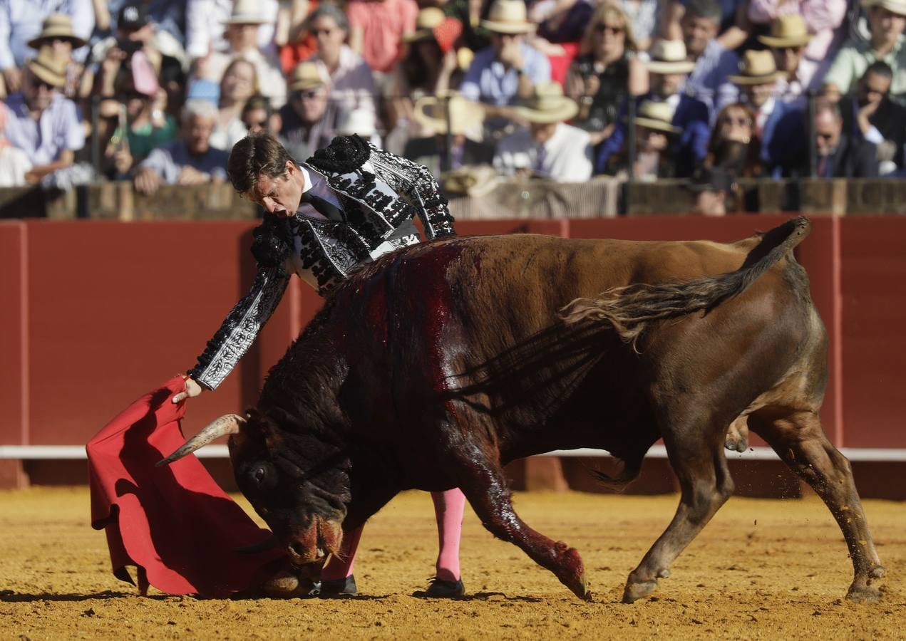 Faena de Julián López 'El Juli', este martes en la plaza de toros de Sevilla