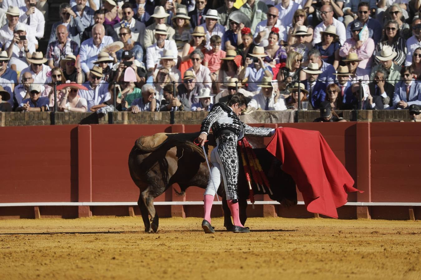 Faena de Julián López 'El Juli', este martes en la plaza de toros de Sevilla