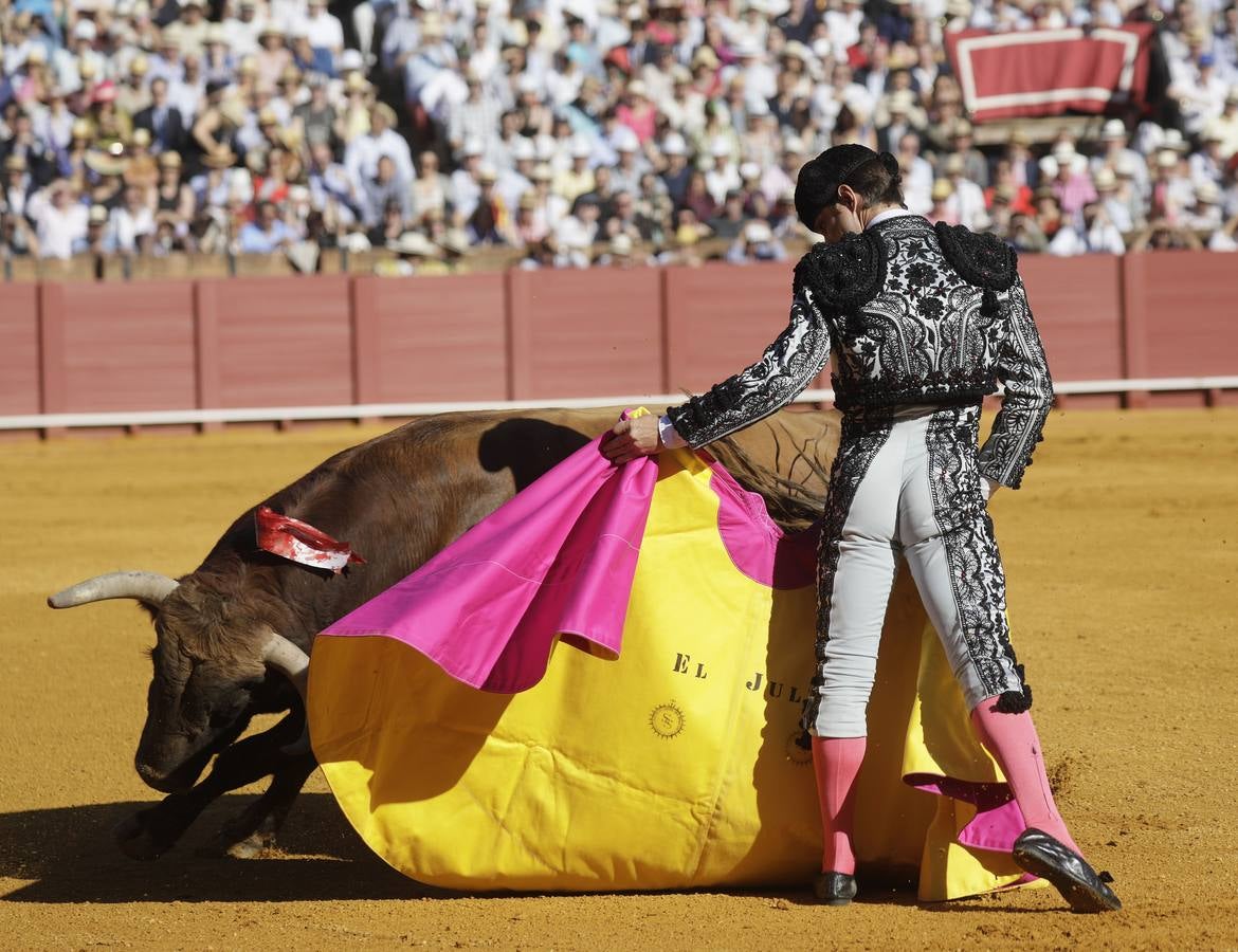Faena de Julián López 'El Juli', este martes en la plaza de toros de Sevilla