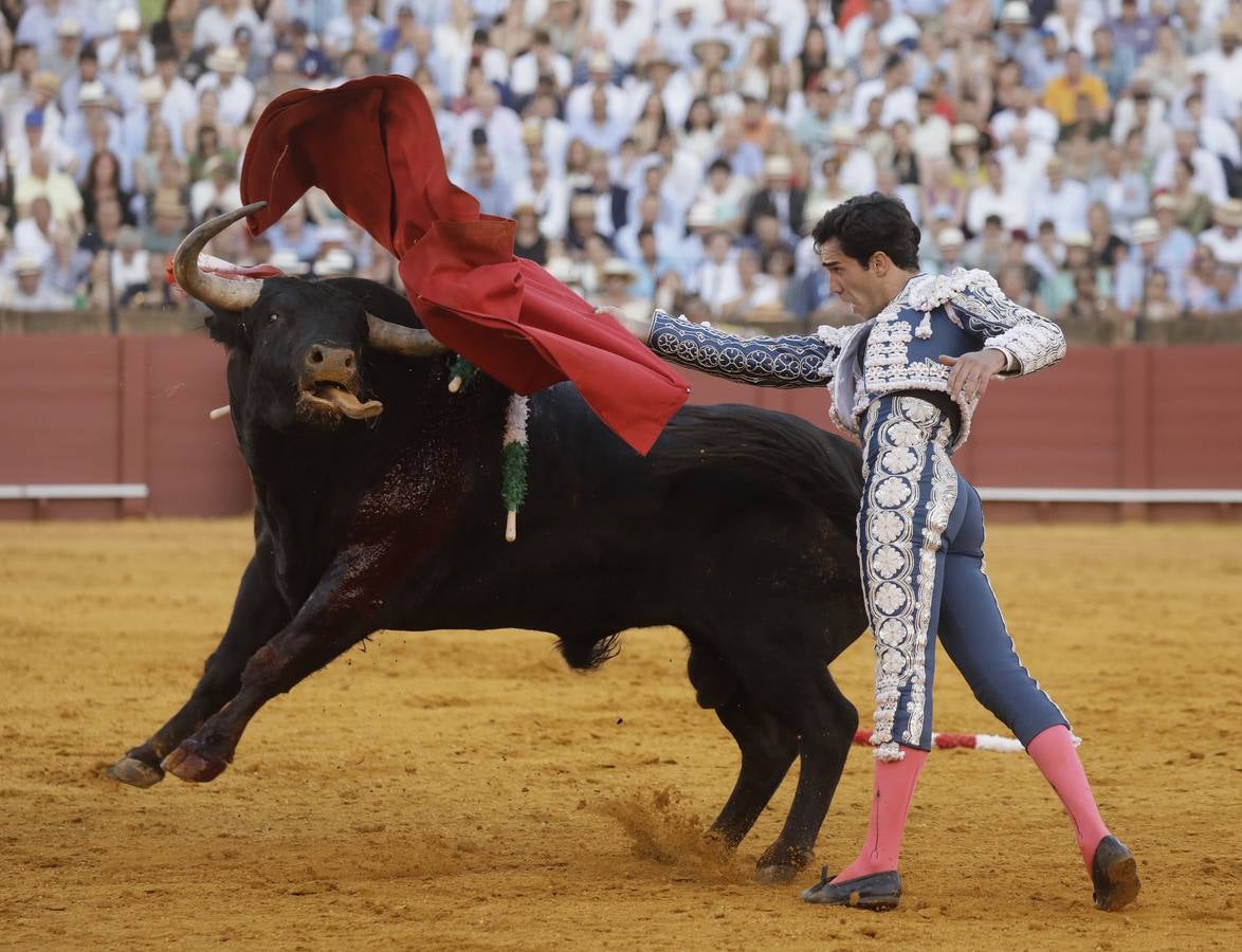 Faena de Tomás Rufo, este martes en la plaza de toros de Sevilla