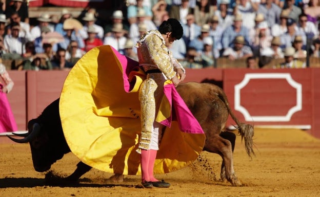 Sublime faena de Morante en Sevilla: corta un rabo después de medio siglo