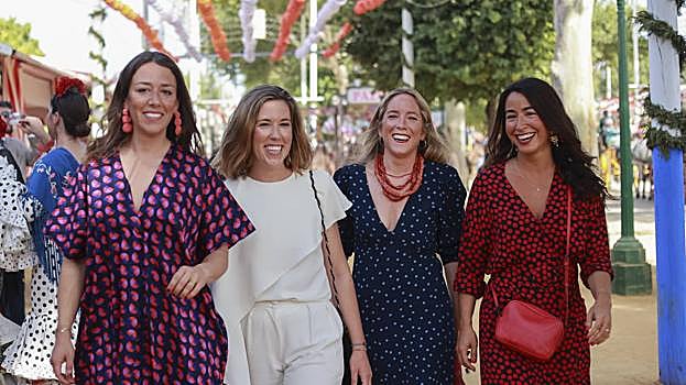 Siempre hay sitio para los amigos el jueves de Feria de Abril de Sevilla