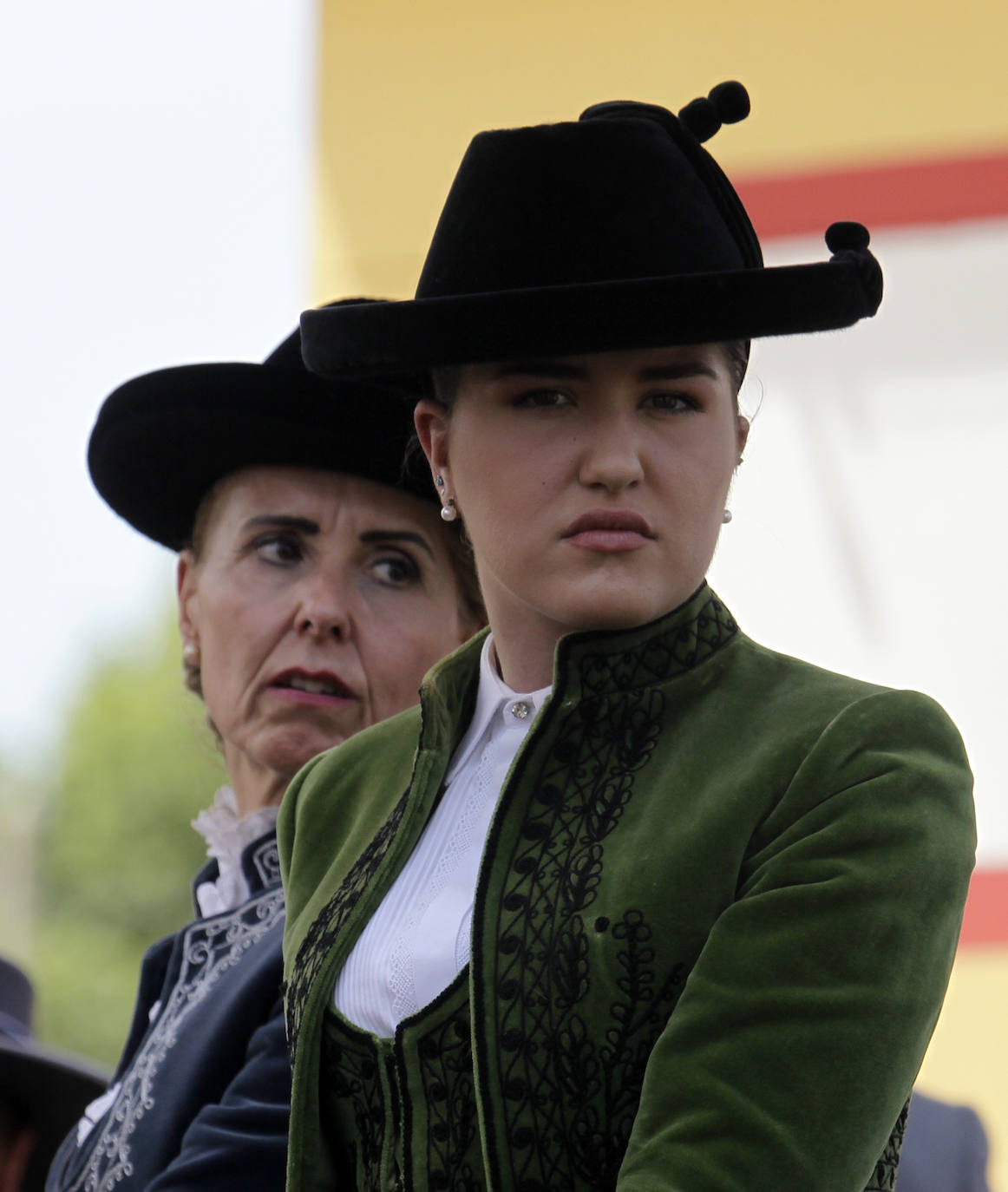 La concentración de amazonas en la portada del Real durante la mañana del jueves