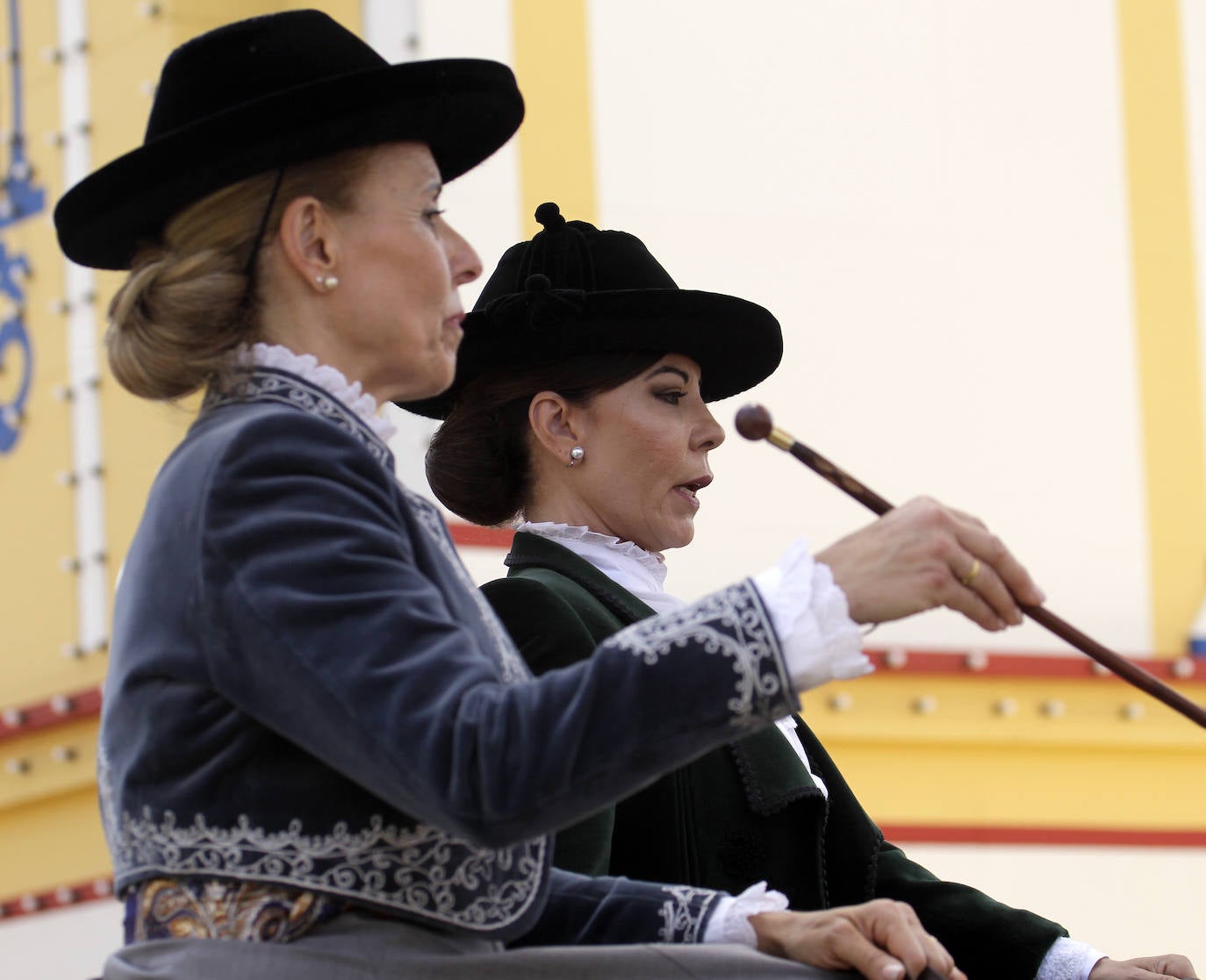 La concentración de amazonas en la portada del Real durante la mañana del jueves