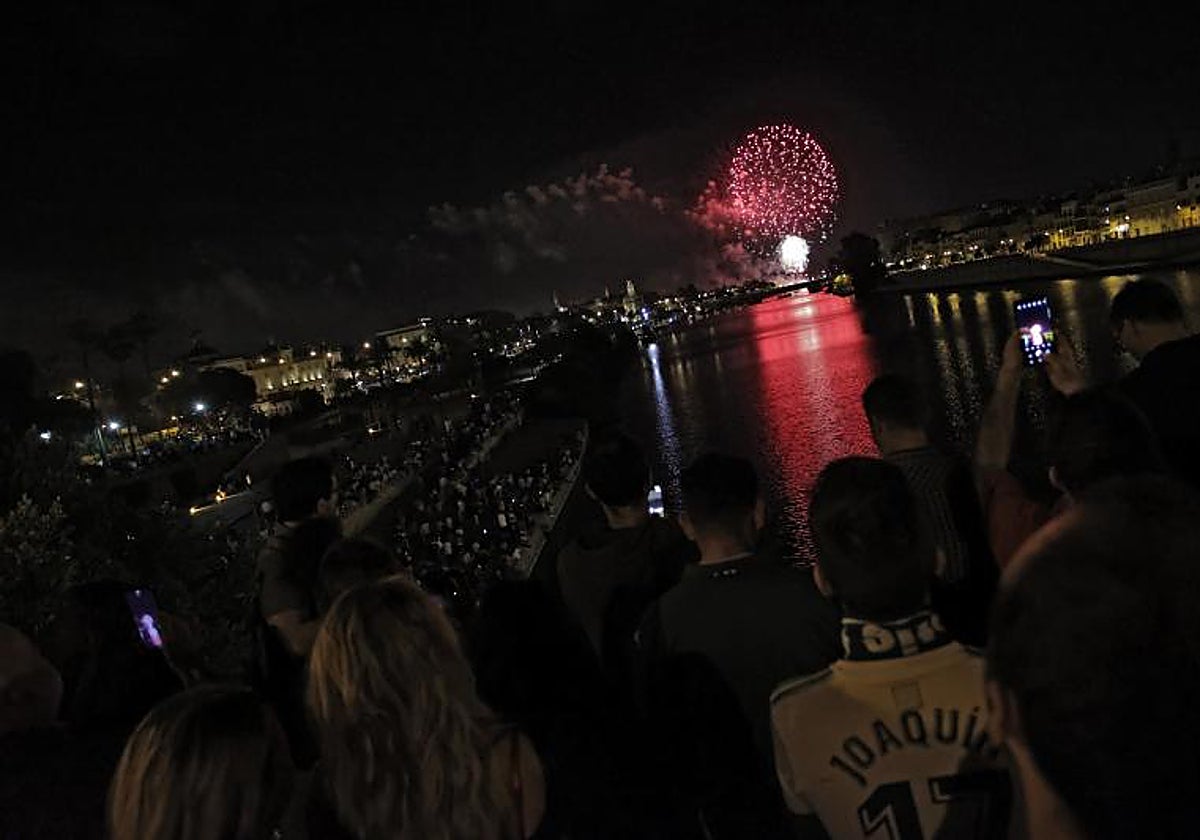 Los fuegos artificiales de la Feria de Abril del pasado 2022, vistos desde el puente de Triana