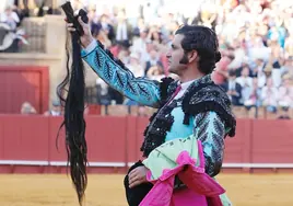 Morante le entrega el rabo de Ligerito a Rafael de Paula en Sevilla