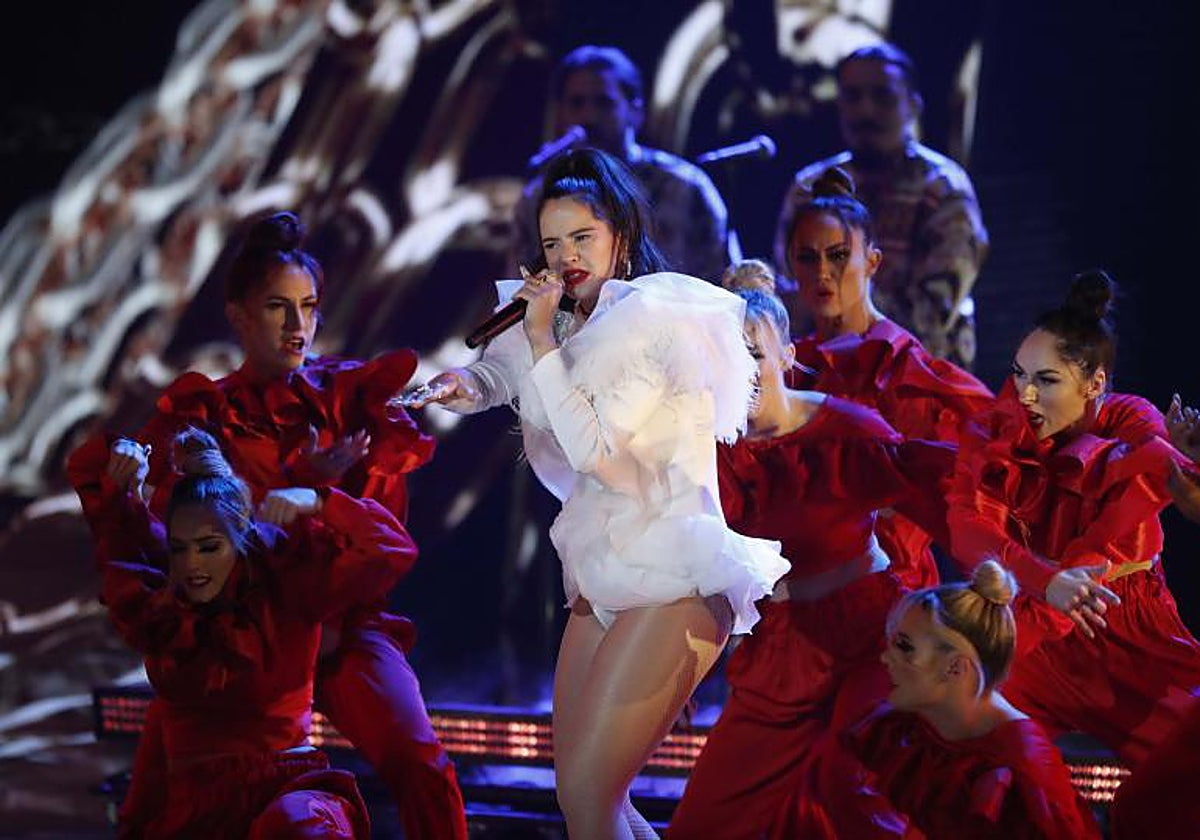Rosalía en una actuación en los Grammy Latinos de 2018 en Las Vegas