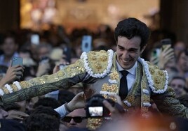 Sevilla premia a Tomás Rufo con una cariñosa Puerta del Príncipe