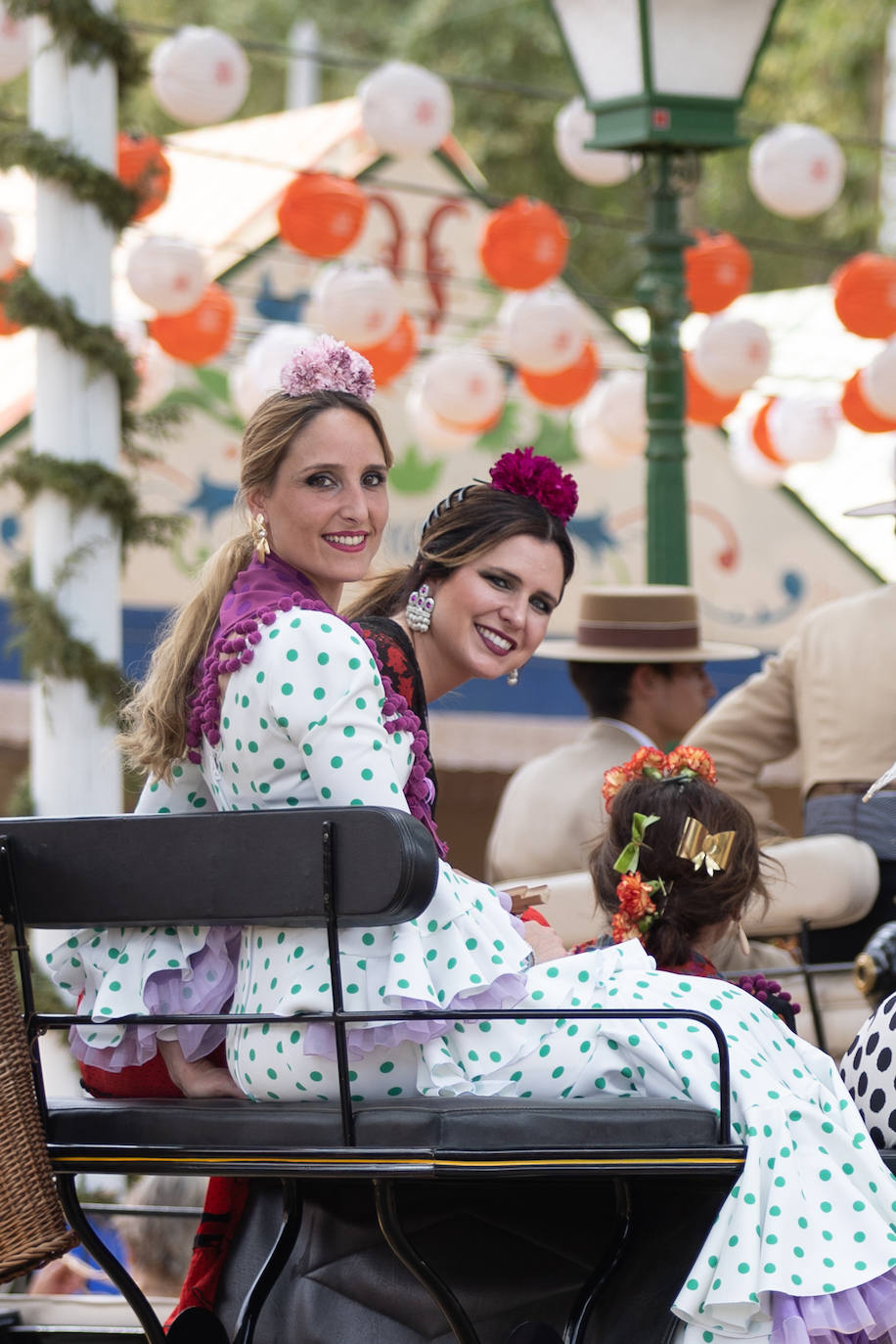 Ambiente en el Real de la Feria en este viernes pasado por agua