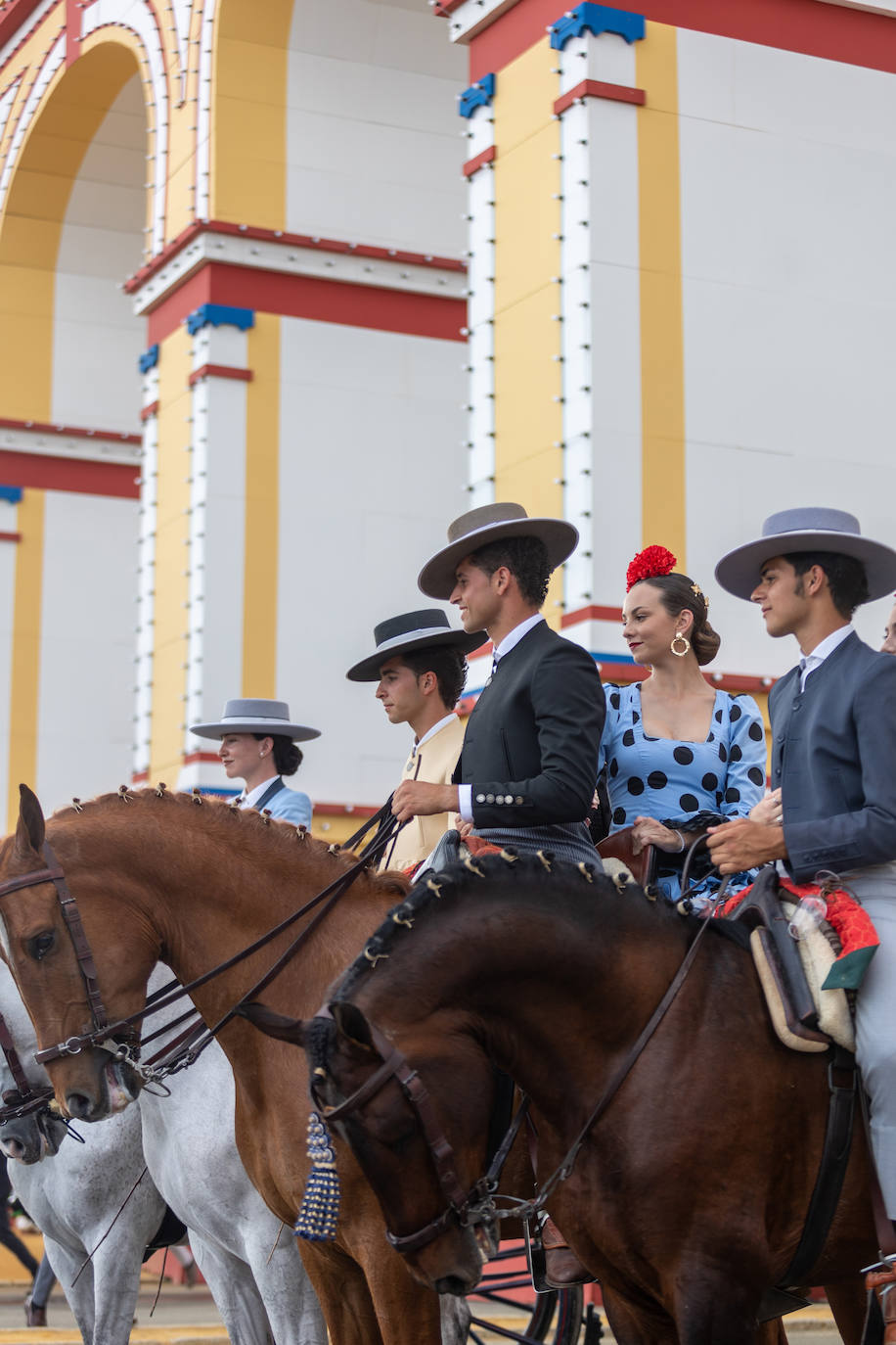 Ambiente en el Real de la Feria en este viernes pasado por agua
