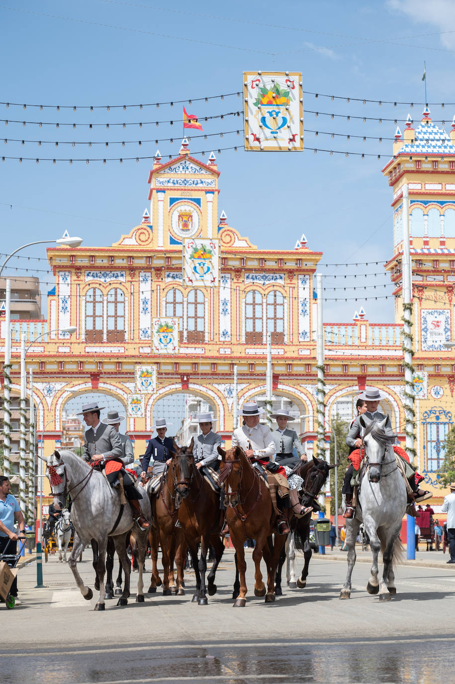 Ambiente en el Real de la Feria en este viernes pasado por agua