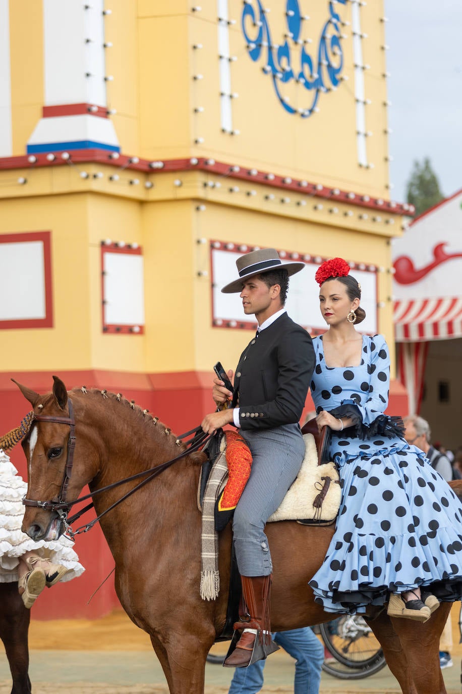 Ambiente en el Real de la Feria en este viernes pasado por agua