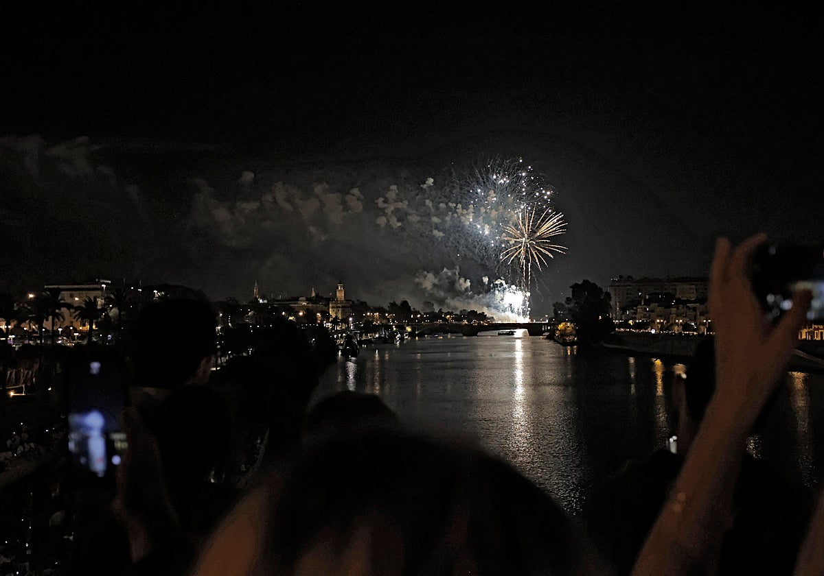 Los fuegos artificiales que cerraron la Feria de Abril de 2022