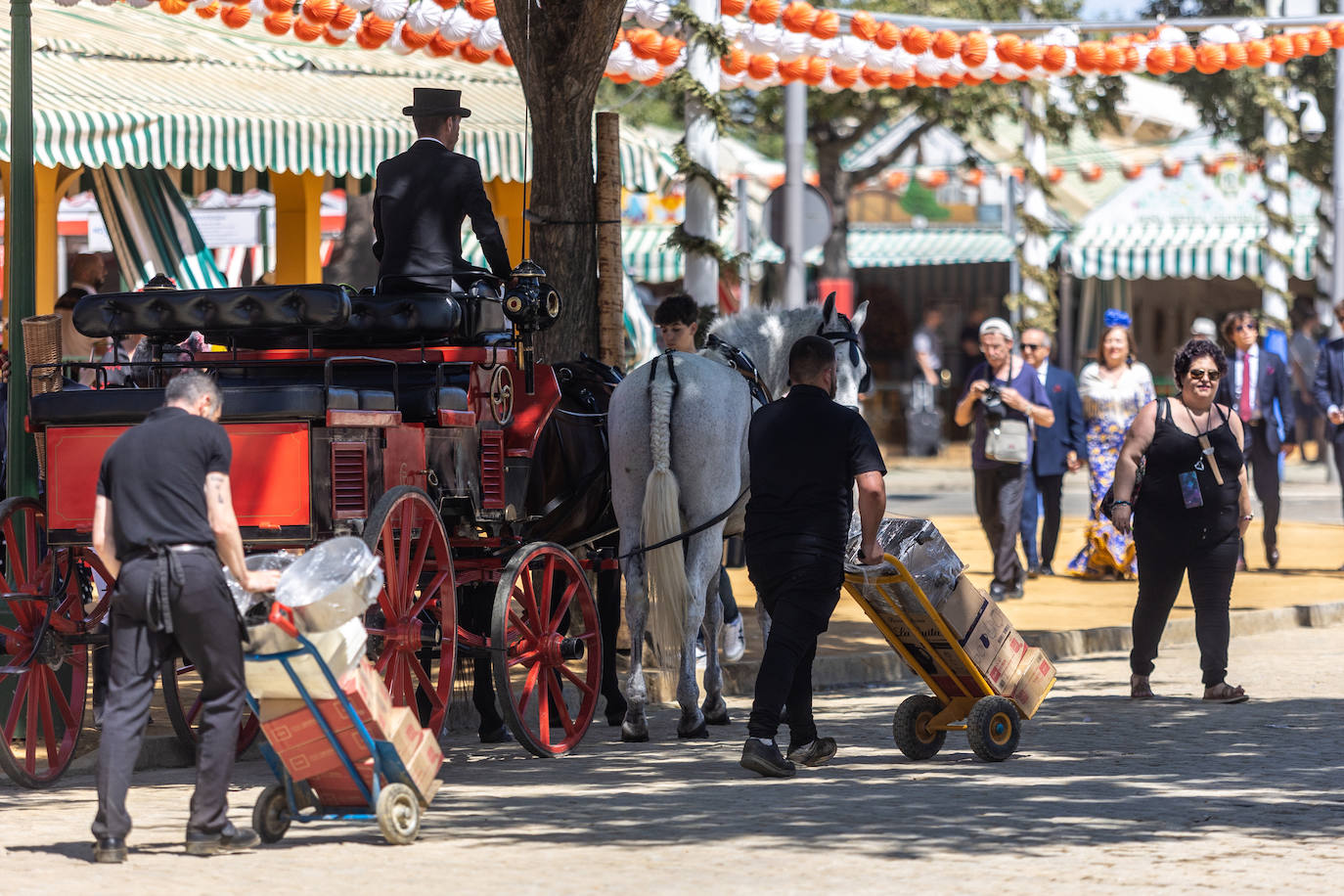 Ambiente en el Real durante el último día de la Feria de Abril de 2023