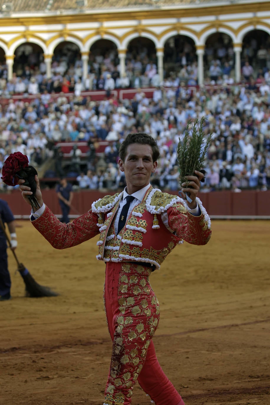 Ginés Marín se marchó con la miel en los labios tras cortar dos orejas del bravo Espárrago