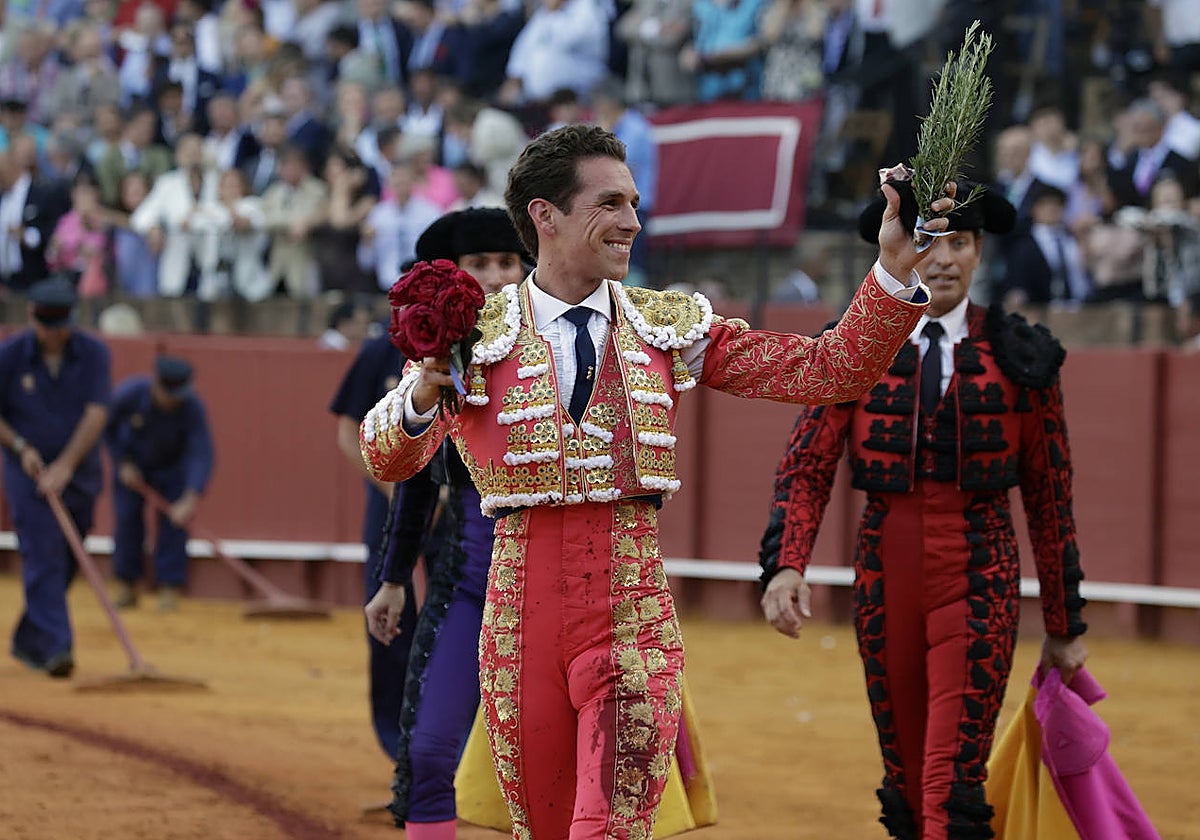Ginés Marín paseando las dos orejas del toro Espárrago