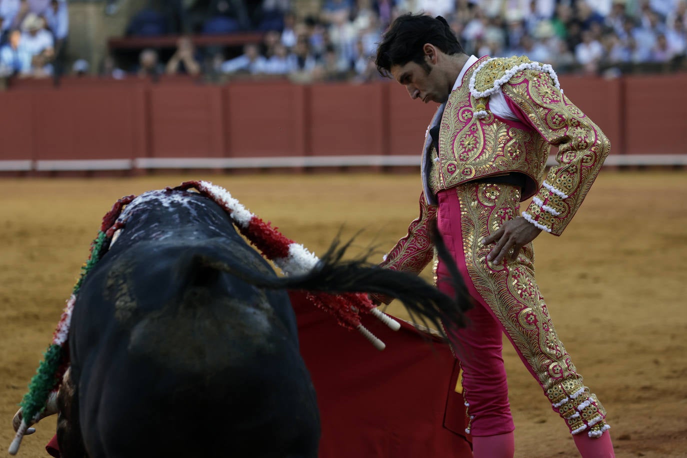 Cayetano durante su faena en la plaza de toros de la Real Maestranza de Sevilla
