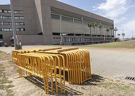 Imagen secundaria 1 - Distintas imágenes que reflejan la situación de abandono del entorno del estadio; en una de las imágenes las vallas ya dispuestas para usarlas el próximo sábado 