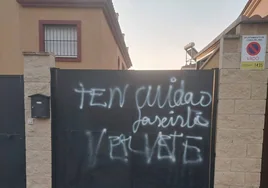 Aparecen pintadas amenazantes en la casa del portavoz del PP en Coria del Río: «Ten cuidado, fascista»