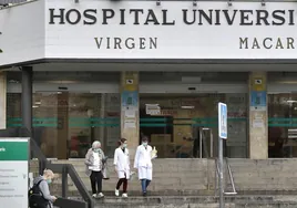 Arranca de un mordisco la falange de un dedo a un celador del Hospital Virgen Macarena en Sevilla