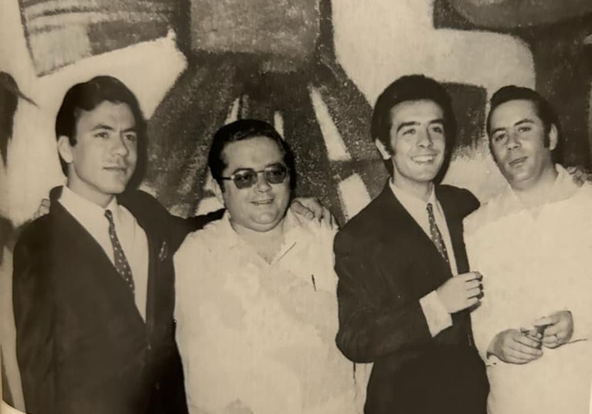 Miguel aparece a la derecha en esta fotografía de 1966 de los Hermanos Reyes y Los del Río